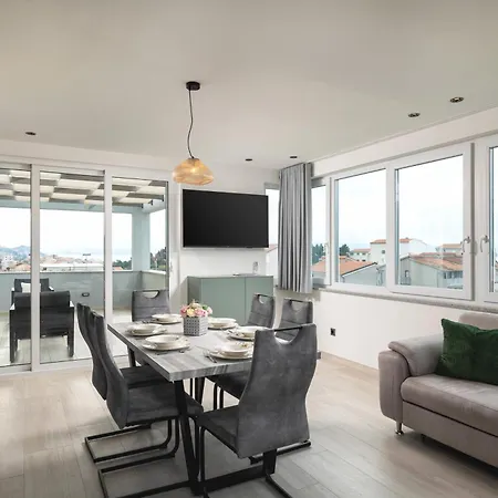 Palma And Luxury Penthouse For A Family With Swiming Pool,parking,terrace,panoramic View At The Sea,podstrana Apartamento Podstrana