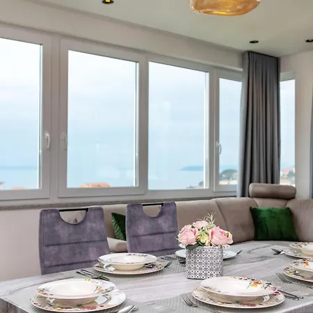 Palma And Luxury Penthouse For A Family With Swiming Pool,parking,terrace,panoramic View At The Sea,podstrana Apartamento Podstrana
