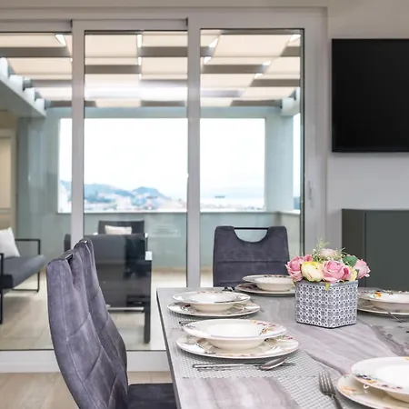 Palma And Luxury Penthouse For A Family With Swiming Pool,parking,terrace,panoramic View At The Sea,podstrana Apartamento
