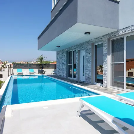 Palma And Luxury Penthouse For A Family With Swiming Pool,parking,terrace,panoramic View At The Sea,podstrana Apartamento