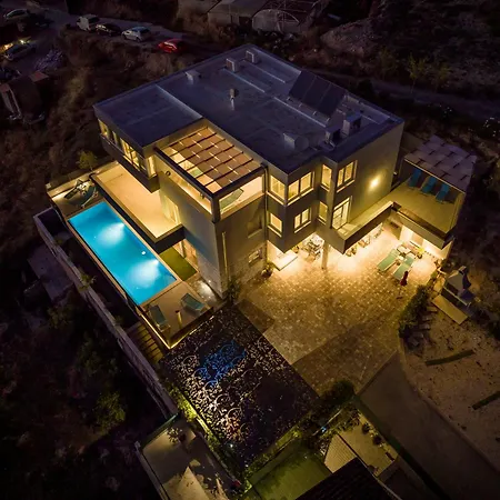 Palma And Luxury Penthouse For A Family With Swiming Pool,parking,terrace,panoramic View At The Sea,podstrana アパート