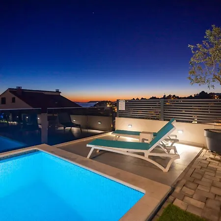 Palma: Luxury Penthouse With Pool And Sea View Apartman Podstrana
