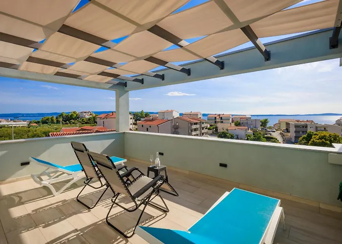 アパート Palma And Luxury Penthouse For A Family With Swiming Pool,parking,terrace,panoramic View At The Sea,podstrana ポドストラナ