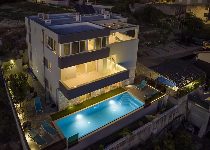 Palma And Luxury Penthouse For A Family With Swiming Pool,parking,terrace,panoramic View At The Sea,podstrana アパート ポドストラナ