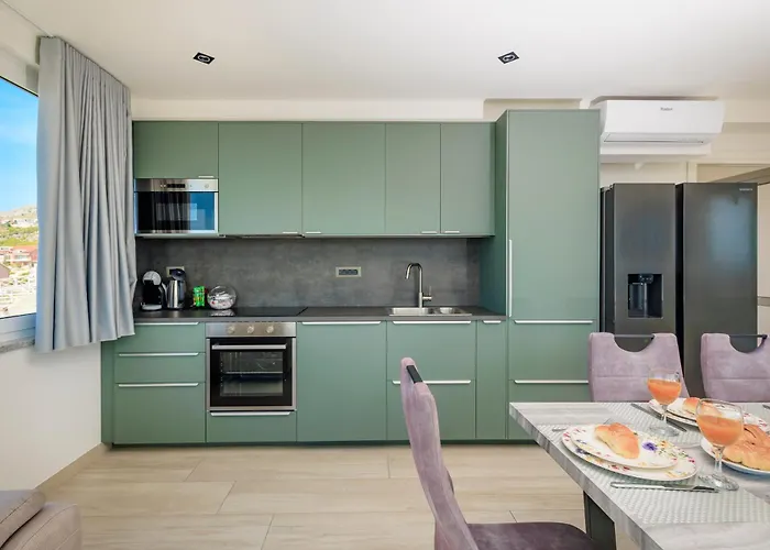 Palma And Luxury Penthouse For A Family With Swiming Pool,parking,terrace,panoramic View At The Sea,podstrana アパート