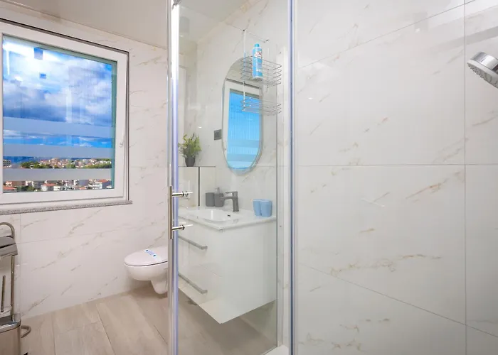 Palma And Luxury Penthouse For A Family With Swiming Pool,parking,terrace,panoramic View At The Sea,podstrana アパート
