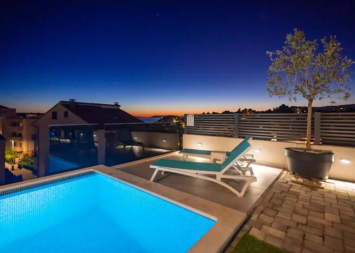 Palma And Luxury Penthouse For A Family With Swiming Pool,parking,terrace,panoramic View At The Sea,podstrana アパート ポドストラナ