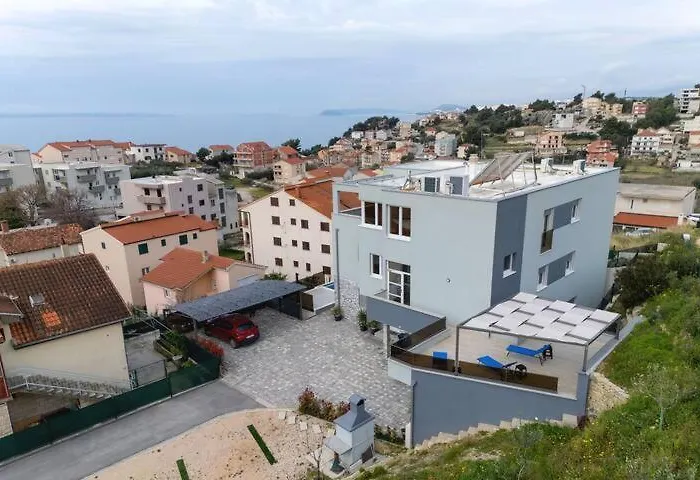 アパート Palma And Luxury Penthouse For A Family With Swiming Pool,parking,terrace,panoramic View At The Sea,podstrana ポドストラナ