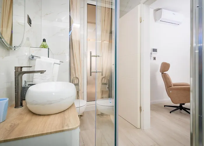Palma And Luxury Penthouse For A Family With Swiming Pool,parking,terrace,panoramic View At The Sea,podstrana アパート