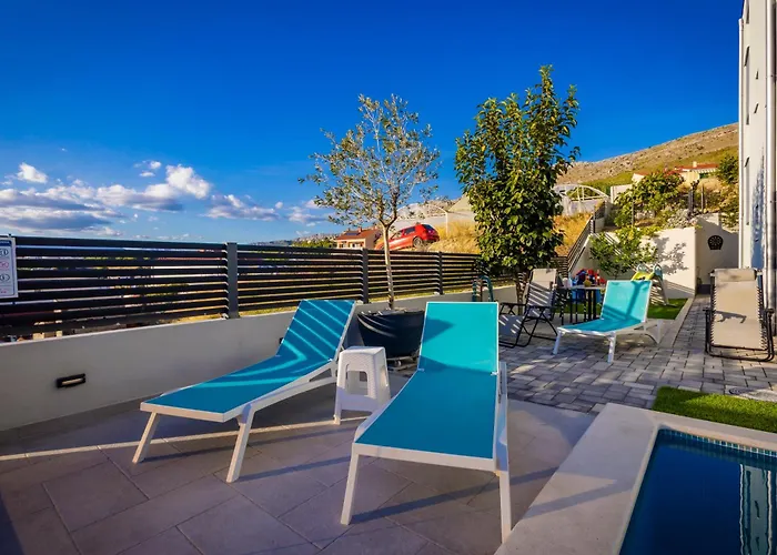 Palma And Luxury Penthouse For A Family With Swiming Pool,parking,terrace,panoramic View At The Sea,podstrana アパート *